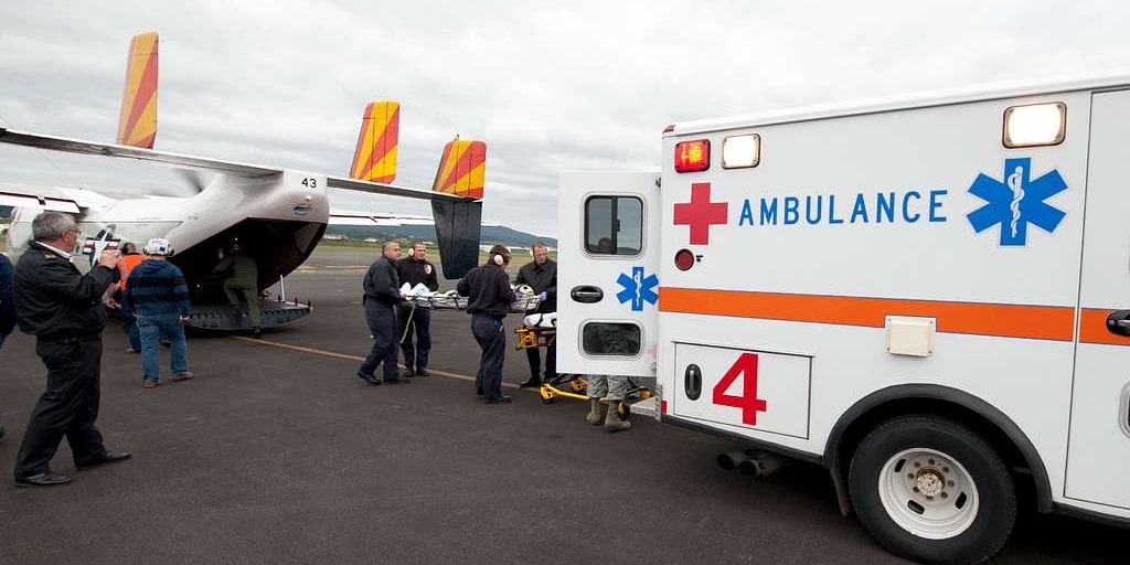 Una ambulancia acude a un aeropuerto.