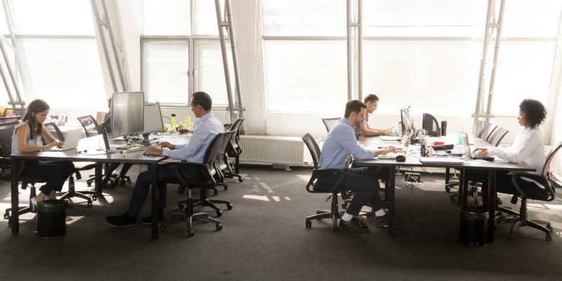 Varias personas trabajan en una oficina.
