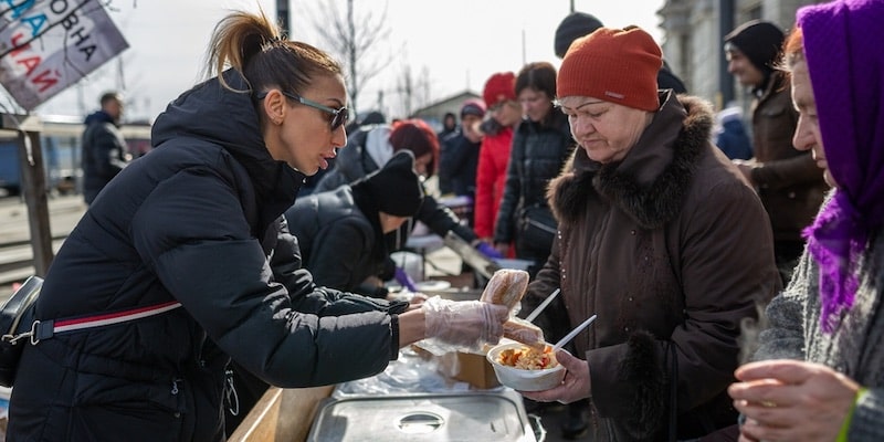 Los voluntarios ayudan a refugiados y sienten compasión por su situación.