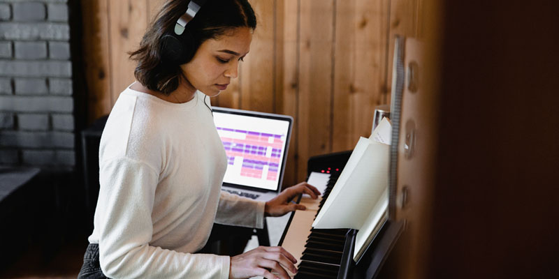 una joven toca el piano